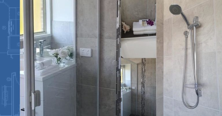 Shower cubicle with large tiles to the ceiling